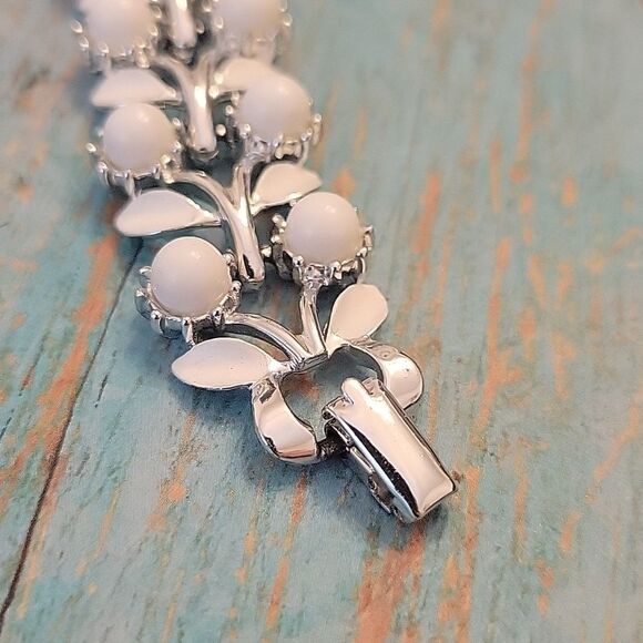VINTAGE Costume Jewelry- Silver Tone & White Beaded Floral Chain Link Bracelet - Picture 5 of 7